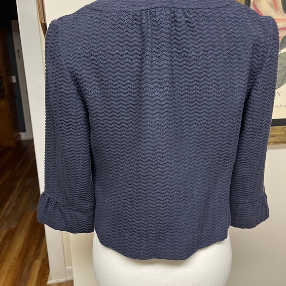 Ann Taylor Navy Jacket, EUC, sz 0, P-P 18”,
No pulls, long sleeve flair hem - Picture 9 of 9